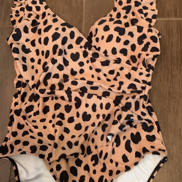 Brand New Never Worn women’s leopard print swimsuit. Size Medium. - Picture 3 of 4